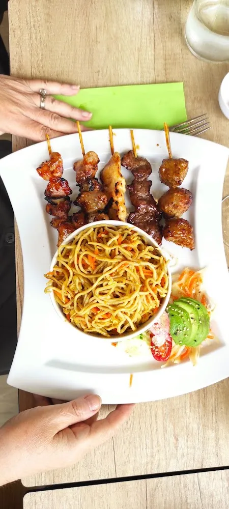 Nouilles Sautées Et Brochettes